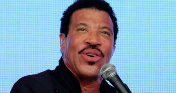 Lionel Richie performs live at the Sprint Center in Kansas City, Missouri with Mariah Carey on April 16, 2017