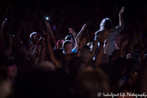 Foreigner's Kelly Hansen performing in the crowd live at Starlight Theatre in Kansas City, MO on August 15, 2017 | Foreigner 40th Anniversary Tour