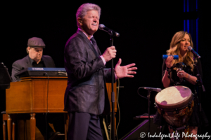 Peter Cetera with Tania Hancheroff on percussion and Big Woody on the synthesizer at Kauffman Center for the Performing Arts in Kansas City, MO on February 18, 2018.