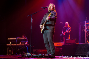 Travis Tritt with keyboard player Jared Decker and guitarist Wendell Cox at Ameristar Casino Hotel Kansas City on April 27, 2018.