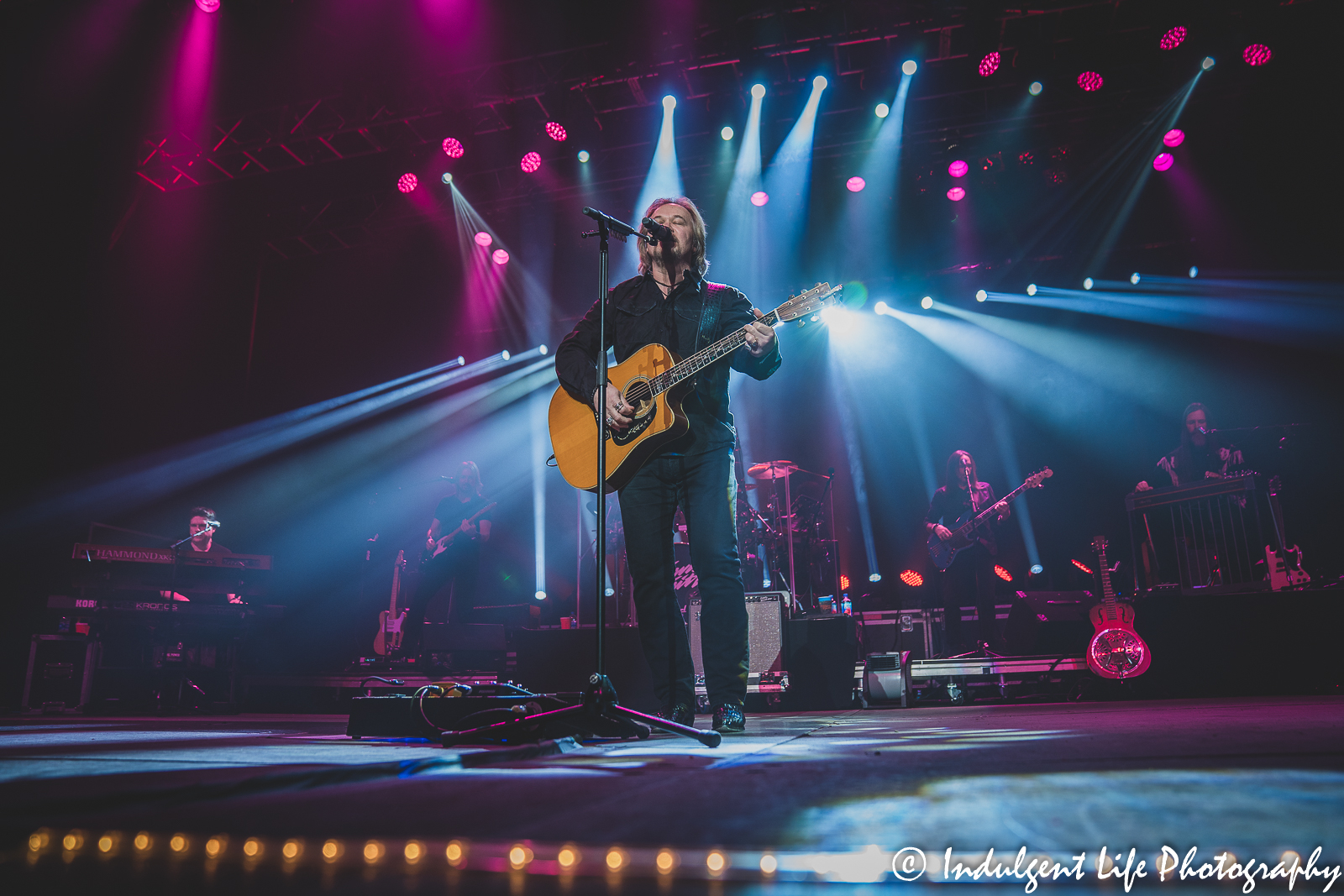 "I'm Gonna Be Somebody" by Travis Tritt performed live in concert at Ameristar Casino's Star Pavilion in Kansas City, MO on December 3, 2021.