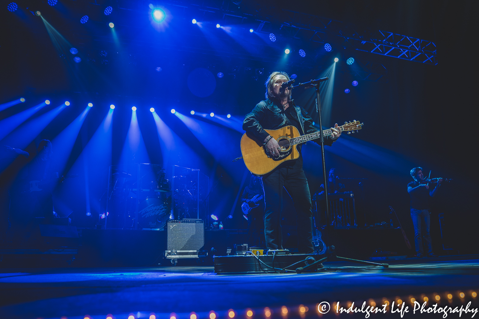 Travis Tritt and band performing "I'm Gonna Be Somebody" live in concert at Star Pavilion inside of Ameristar Casino in Kansas City, MO on December 3, 2021.