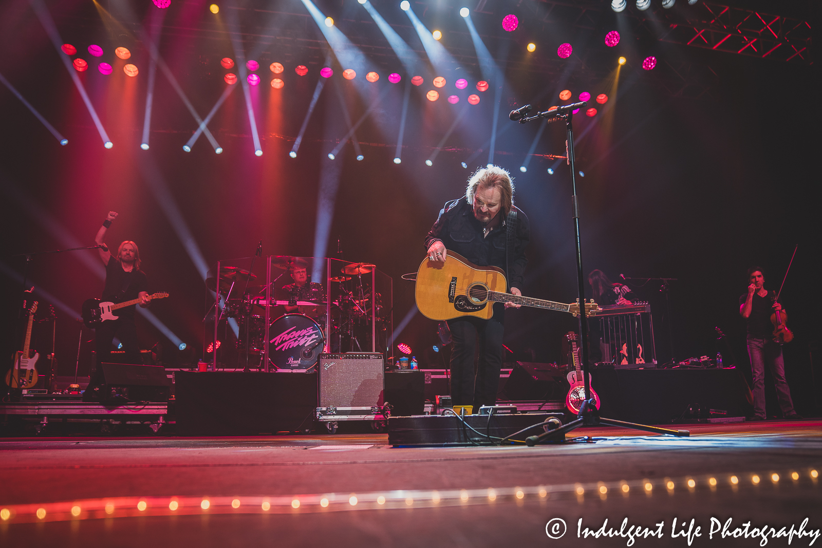 Travis Tritt taking a bow as he closes out his third song "I'm Gonna Be Somebody" at Ameristar Casino Hotel Kansas City on December 3, 2021.