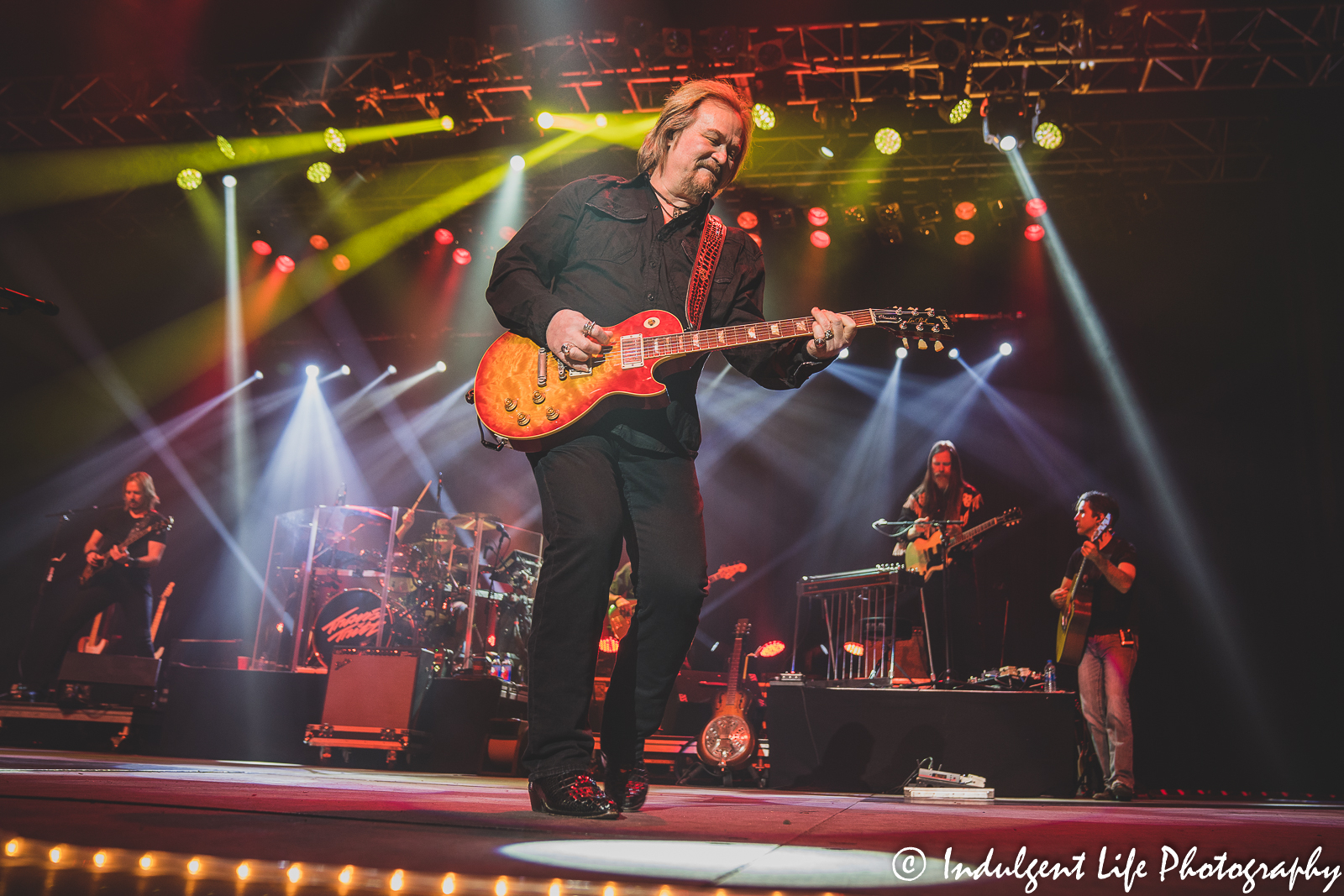 Travis Tritt riling up the fans at Ameristar Casino's Star Pavilion in Kansas City, MO during his concert on December 3, 2021.