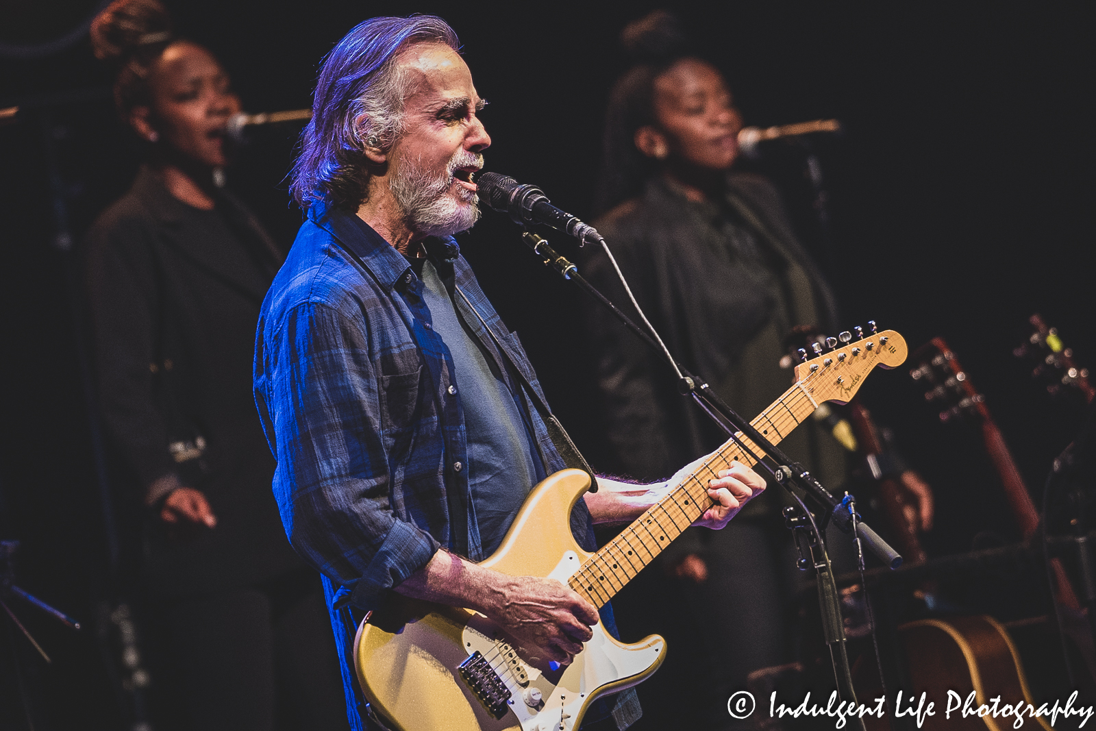 Jackson Browne singing "Somebody's Baby" with back-up singers Chavonne Stewart and Alethea Mills at Kansas City Music Hall on June 7, 2022.