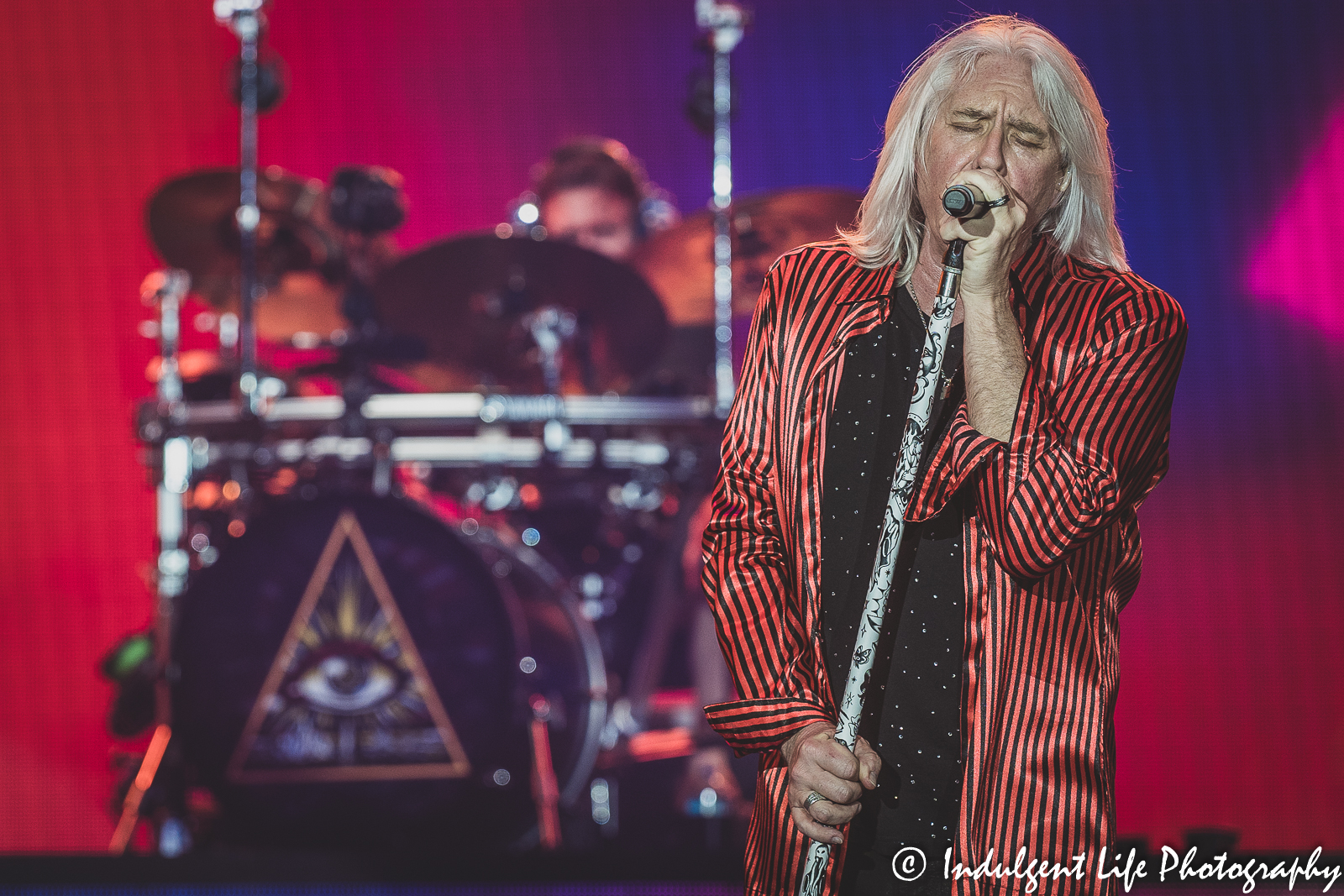 Def Leppard lead singer Joe Elliot performing live with drummer Rick Allen during the Kauffman Stadium concert in Kansas City, MO on July 19, 2022.