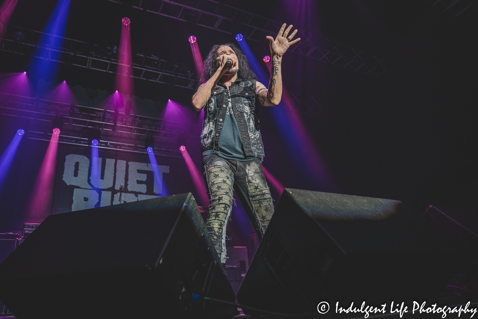 Quiet Riot frontman Jizzy Pearl singing "Mama Weer All Crazee Now" at Ameristar Casino's Star Pavilion in Kansas City, MO on July 29, 2022.