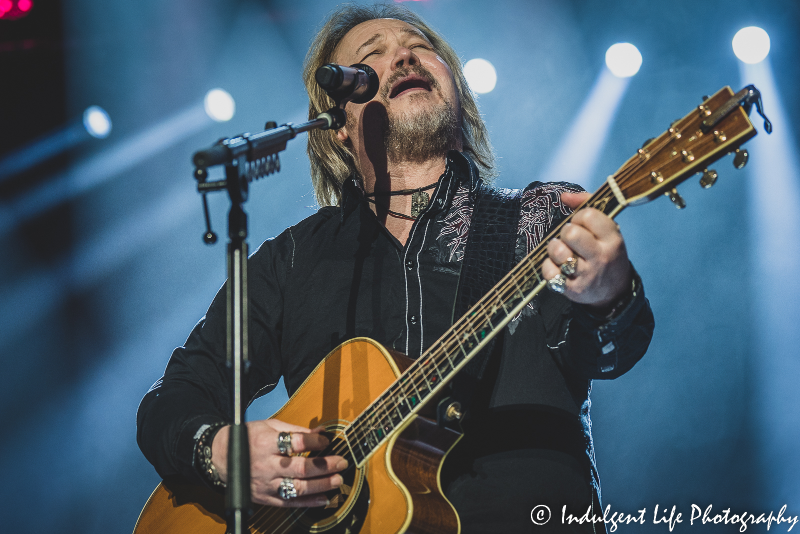 Travis Tritt performing "I'm Gonna Be Somebody" live at Ameristar Casino's Star Pavilion in Kansas City, MO on December 10, 2022.