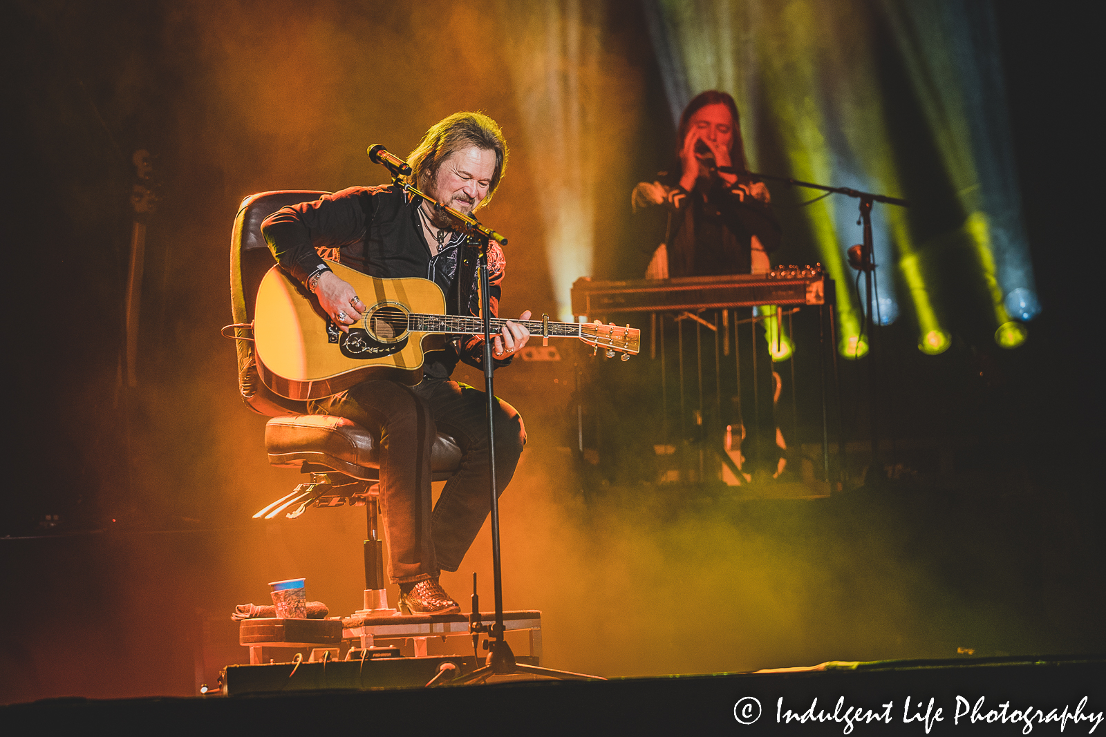 Travis Tritt performing live with his lap steel guitar player on the harmonica at Ameristar Casino in Kansas City. MO on December 10, 2022.