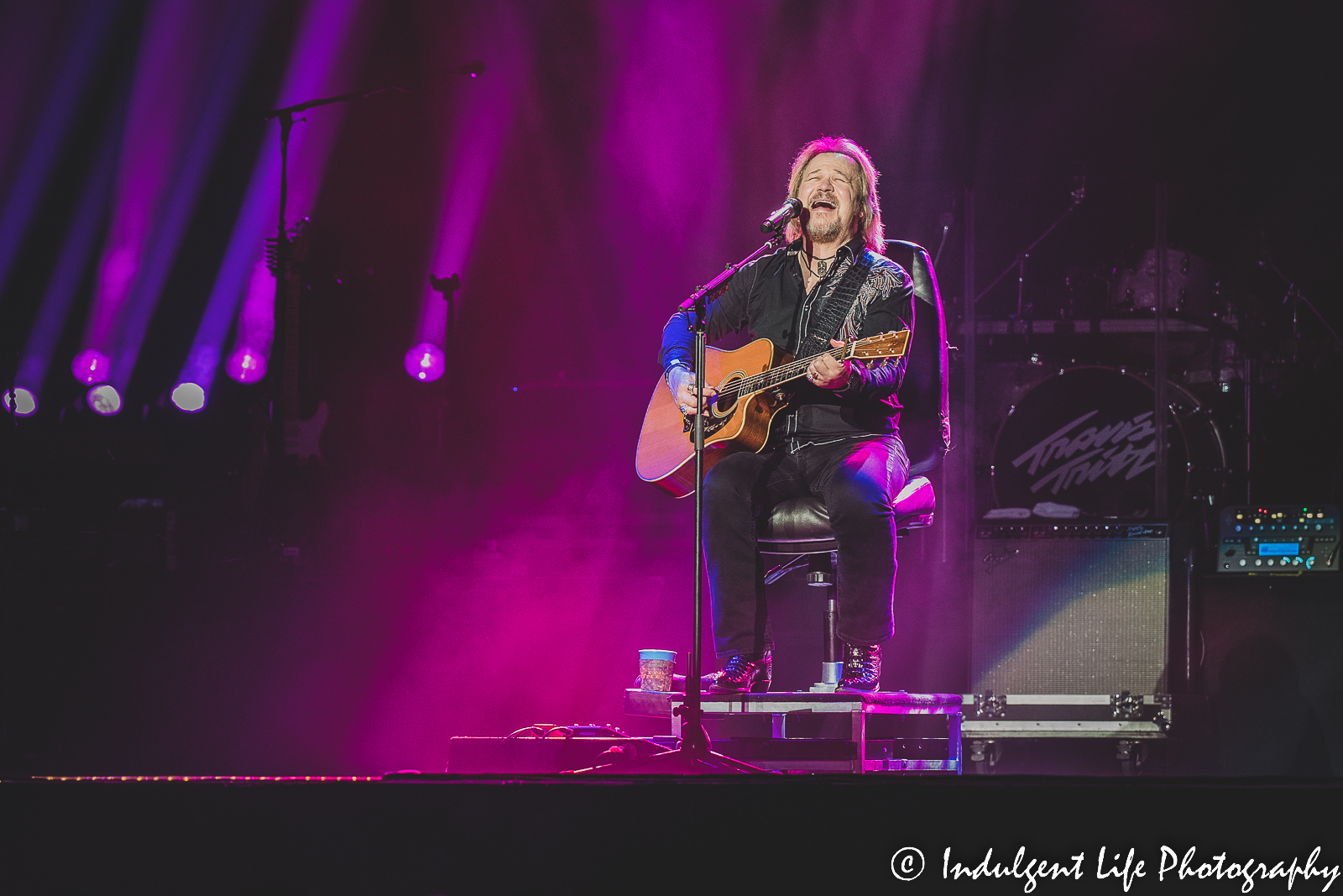 Travis in the solo acoustic portion of his set at Star Pavilion inside of Ameristar Casino in Kansas City, MO on December 10, 2022.