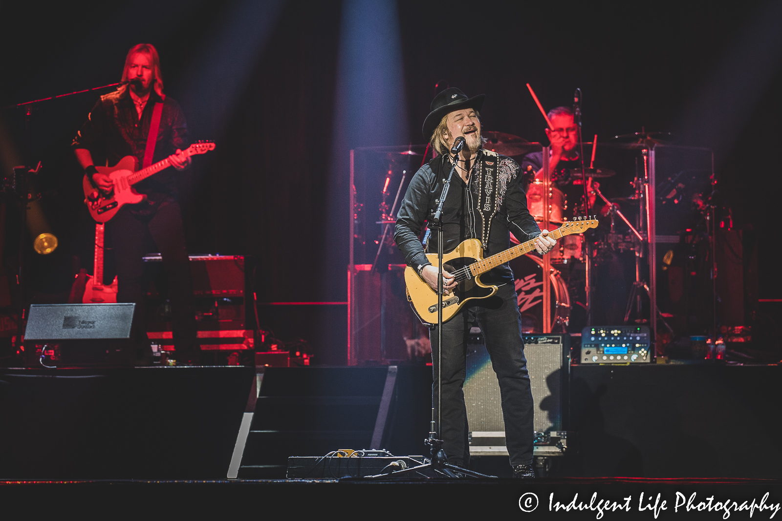 Travis Tritt channeling his inner Waylon Jennings at Ameristar Casino's Star Pavilion in Kansas City, MO on December 10, 2022.