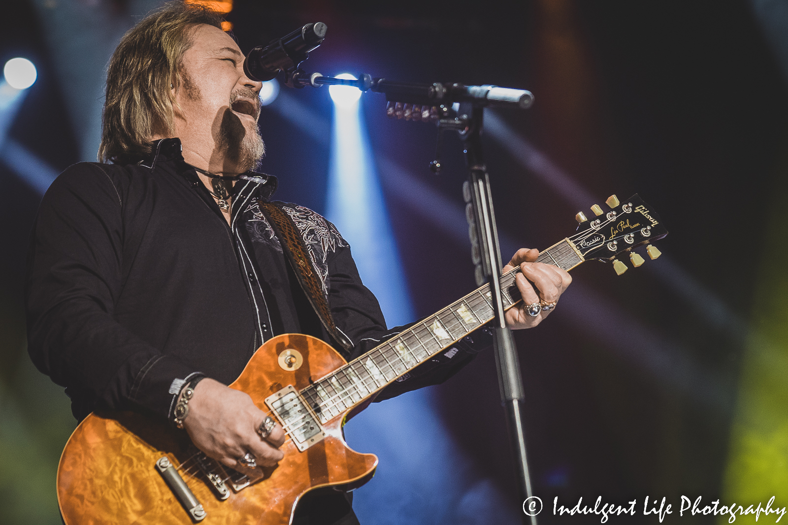 Travis Tritt singing live in concert at Ameristar Casino's Star Pavilion in Kansas City, MO on December 10, 2022.