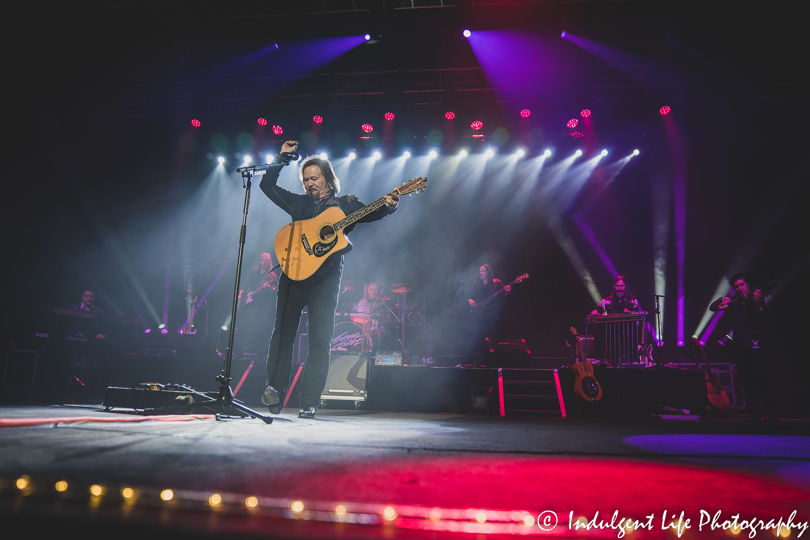 Travis Tritt and his band performing "I'm Gonna Be Somebody" live at Star Pavilion inside of Ameristar Casino in Kansas City, MO on December 10, 2022.