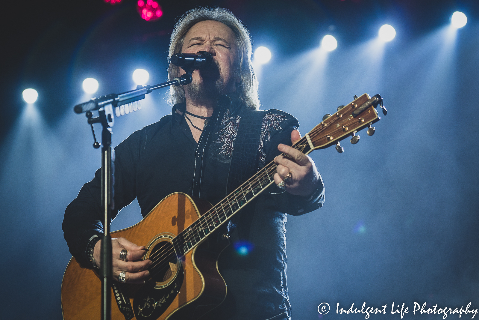 Travis Tritt singing live in concert at Ameristar Casino's Star Pavilion in Kansas City, MO on December 10, 2022.