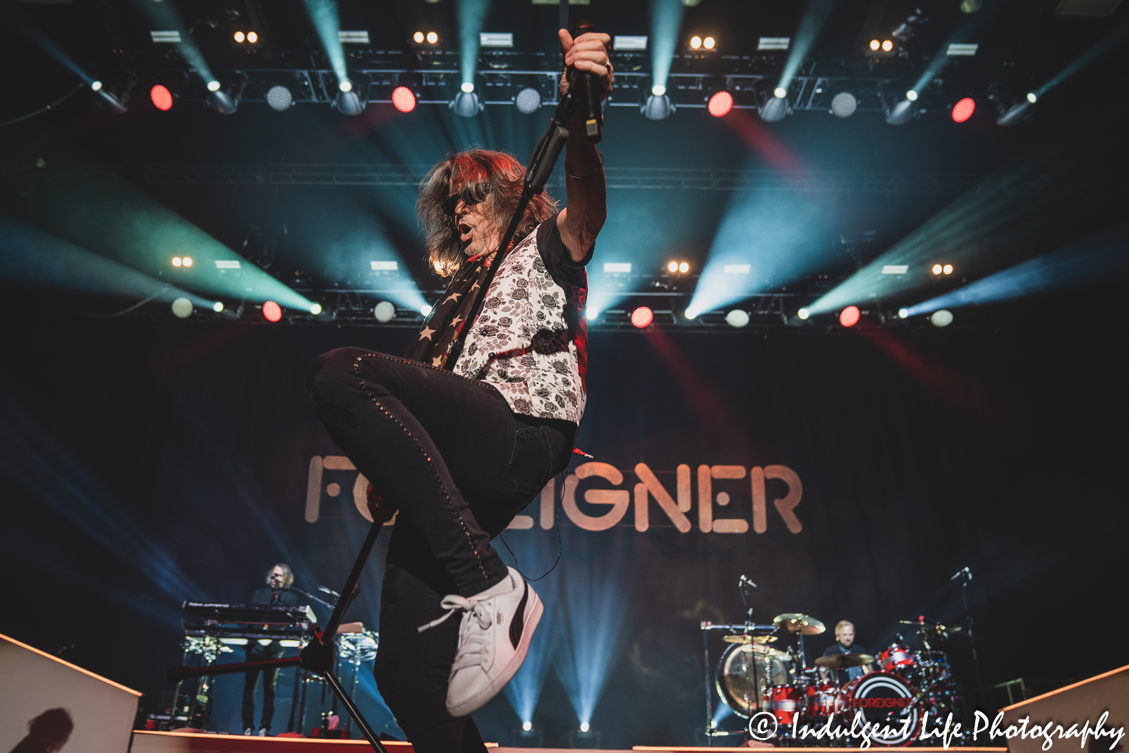 Foreigner lead singer Kelly Hansen performing "Double Vision" with keyboardist Michael Bluestein and drummer Chris Frazier at Hartman Arena in Park City, KS on April 30, 2023.