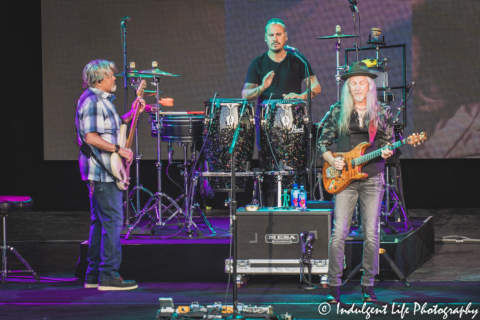 Doobie Brothers founding member Patrick Simmons performing with bass player John Cowan and percussionist Marc Quiñones at Starlight Theatre in Kansas City, MO on June 14, 2023.