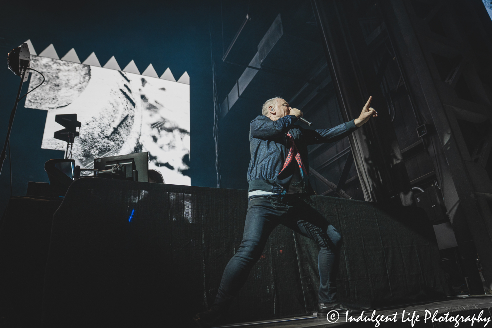 Simple Minds frontman Jim Kerr performing "Waterfront" live in concert on the band's "Alive & Kicking" tour at Hollywood Casino Amphitheater in Maryland Heights, MO on June 5, 2025.
