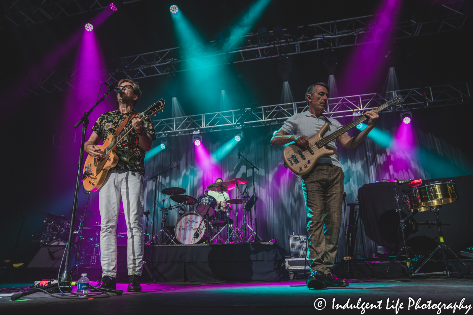 Haircut One Hundred lead singer Nick Heyward and bass guitarist Les Nemes performing "Baked Beans" together at Ameristar Casino's Star Pavilion in Kansas City, MO on September 13, 2025.