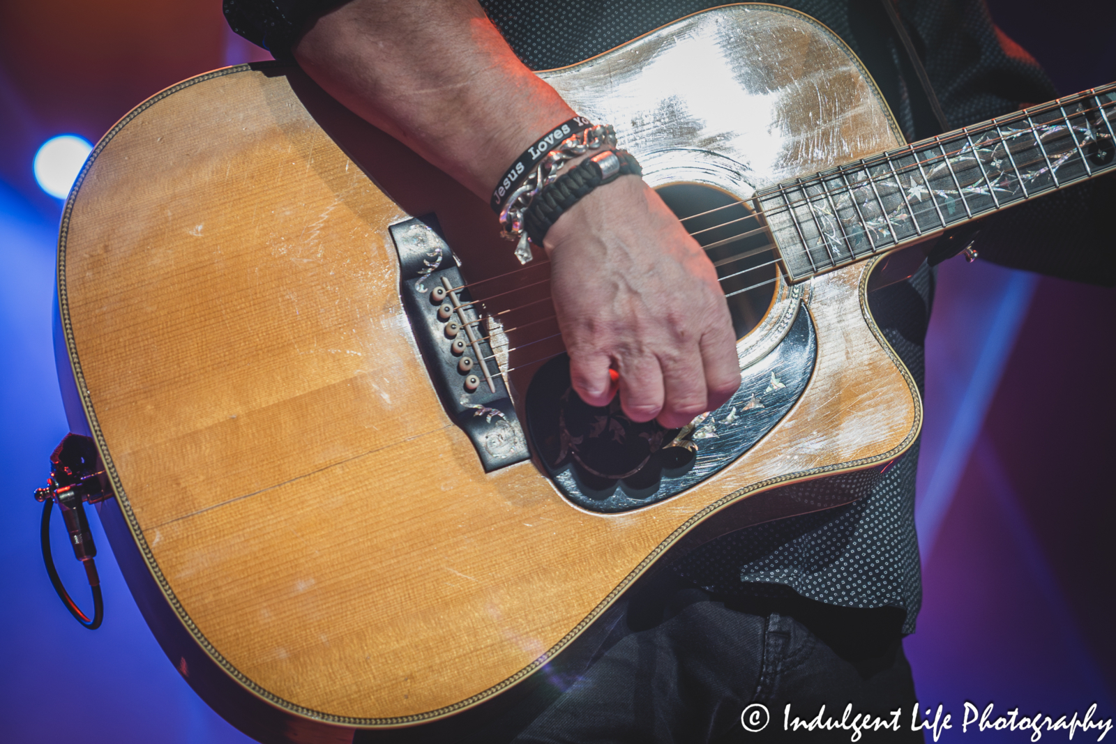 Acoustic guitar of Travis Tritt as he "I'm Gonna Be Somebody" live at Ameristar Casino's Star Pavilion in Kansas City, MO on October 18, 2025.