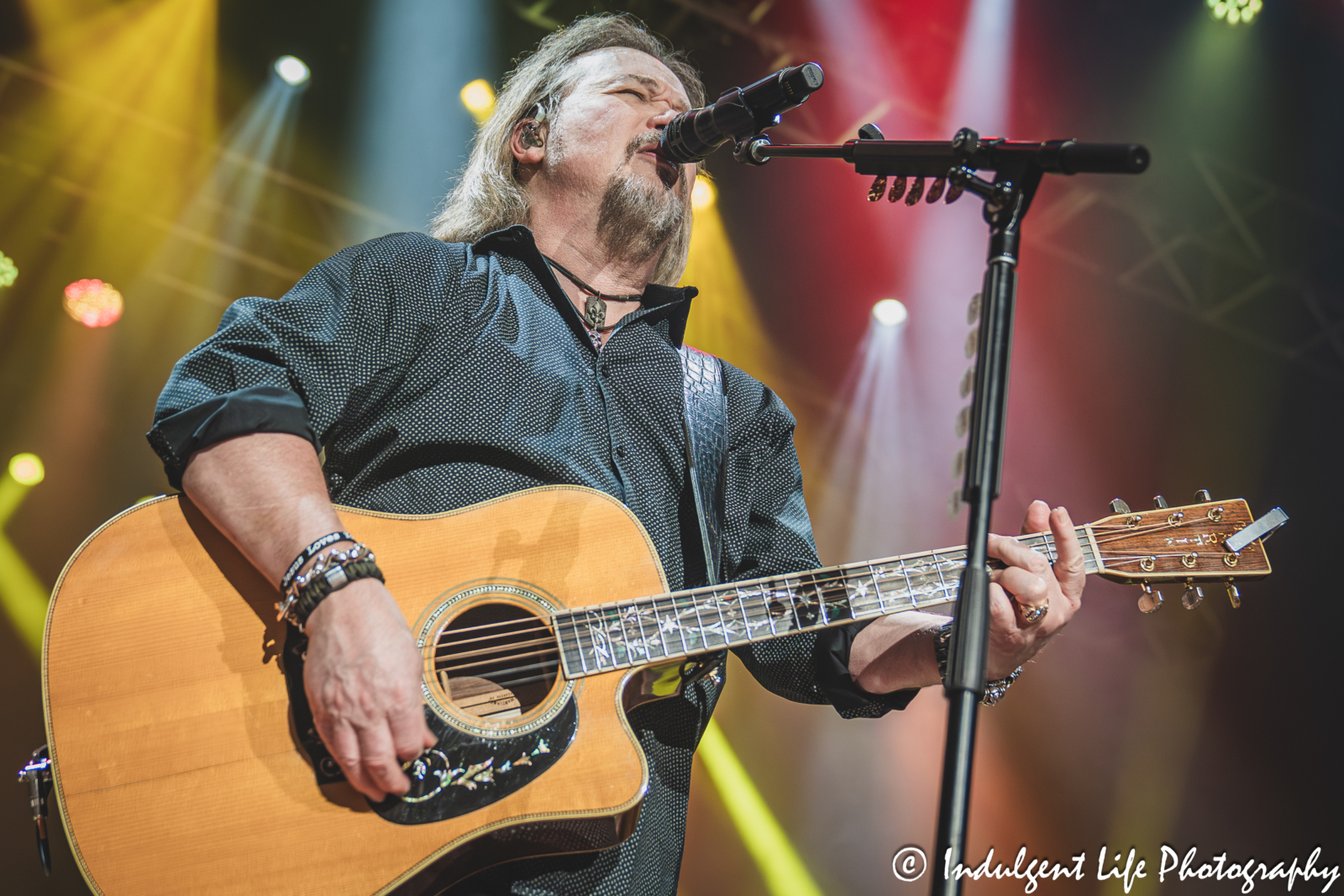 Travis Tritt singing "The Whiskey Ain't Workin'" live in concert at Ameristar Casino's Star Pavilion in Kansas City, MO on October 18, 2025.